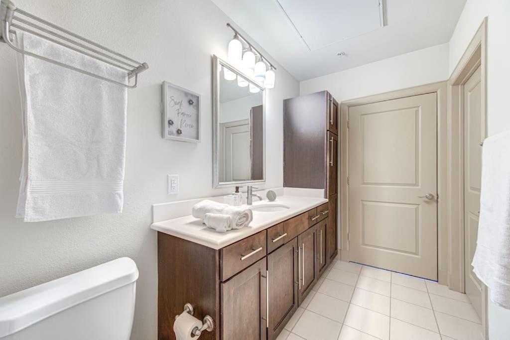 Апартаменти Chic 1Br Near Nrg With Pool Wifi Freeparking Х'юстон Екстер'єр фото