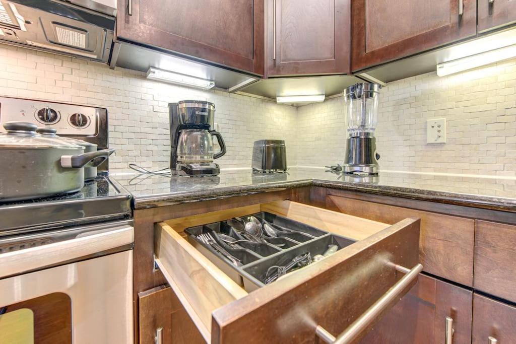 Апартаменти Chic 1Br Near Nrg With Pool Wifi Freeparking Х'юстон Екстер'єр фото